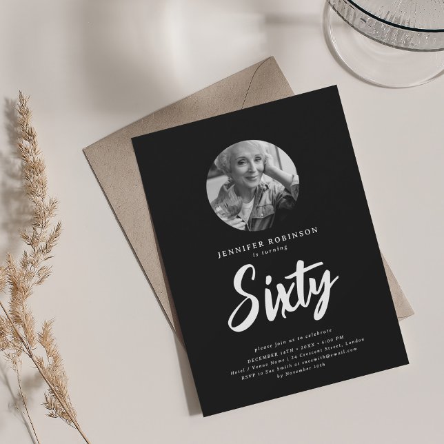 Minimalt fotot med 60:e Födelsedagsfesten svart Inbjudningar (Minimal Script Photo 60th Birthday Party Black Invitation)