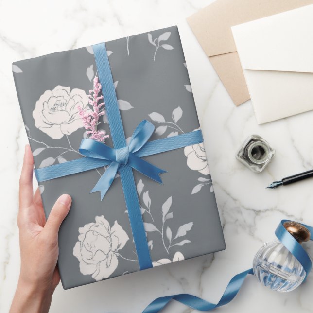 Minimalt mjukt grått ros vitt blommönster presentpapper (Gifting)