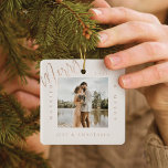 Minimalt Modern, gift & Merry Guld Script 2-foto Julgransprydnad Keramik<br><div class="desc">Minimal och modern enkel fotoredigering gör att du kan hålla kvar fotoprydnaden för att hedra minnet av din första julgift. Designen har en enkel minimal design med en fyrkantig fotodesign som visningar ditt speciella bröllop-foto. "Gift & Merry", år och pars namn visas i en enkel modern design runt fotot. Två...</div>