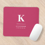 Minimalt modernt typografiskt monogram för Shock r Musmatta<br><div class="desc">En minimalistisk utformning av lodrät i elegant stil med shock rosa-funktionen färg och ett stort typografiskt inledande monogram. Texten kan enkelt anpassas för en så unik design som du!</div>