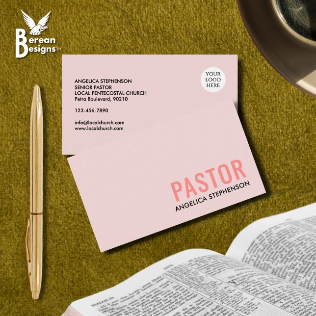 Minimalt rosa logotyp QR-kod PASTOR Visitkort (Stylish PASTOR business card in blush pink with customizable QR code and logo.)