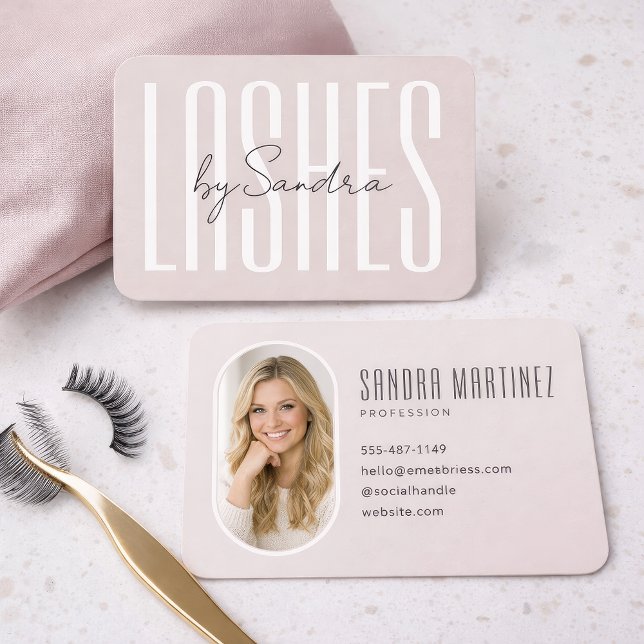 Minimalt Rosa Ögonfrans-Kort med Foto | Mode Visitkort (minimalist blush pink lash business card with photo, styled flat lay for beauty salon branding)