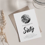 Minimalt skript - 60:e födelsedagssvartvitt inbjudningar<br><div class="desc">Eleganten "60:e födelsedag" bjuder in till att skapa personlig,  ,  modern typografi och anpassningsbar.</div>