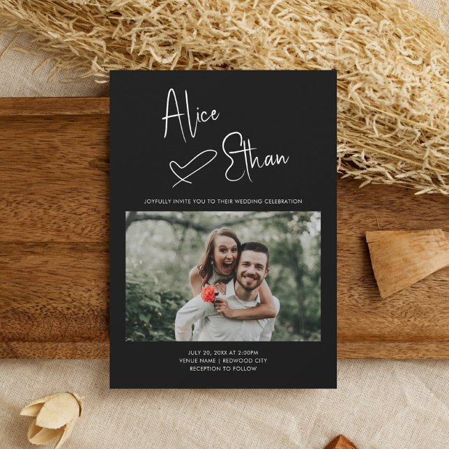 Minimalt skript Namnteckning hjärtfotosvart Inbjudningar (Skapare uppladdad)