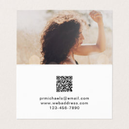 Minimalt svart med bokstäver och QR-kodfoto Visitkort