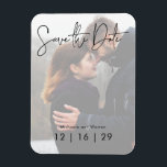 Minimalt vykort för foto Bröllop spara datum Magnet<br><div class="desc">Den här utformningen är minimal,  och parets foto markeras med ett vitt genomskinligt överlägg. Skapat av Farmhouse Press.</div>