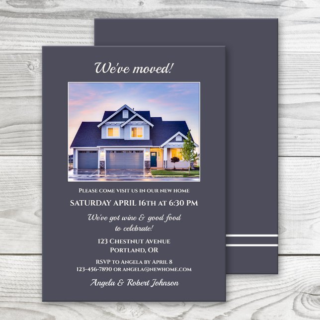 Minimera din inbjudan till fotouppvärmning (Housewarming party invitation featuring a photo of your new home framed by a simple grey blue design)