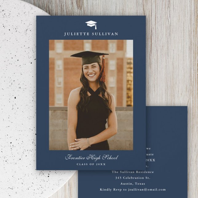 Minimityp Foto Studenten Inbjudningar (Minimal type navy blue photo graduation invitation.)