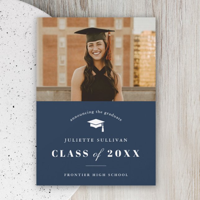 Minimityp Foto Studenten Meddelande (Simple typography navy blue photo graduation announcement card.)
