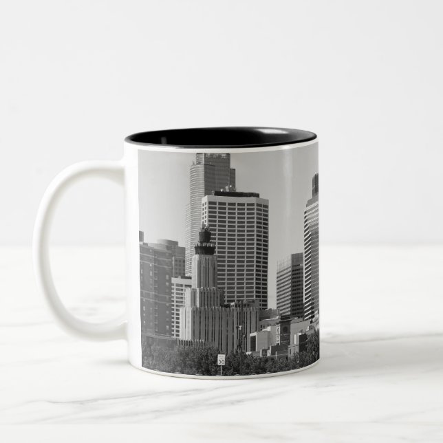Minneapolis Skyline i Daylight Två-Tonad Mugg (Vänster)