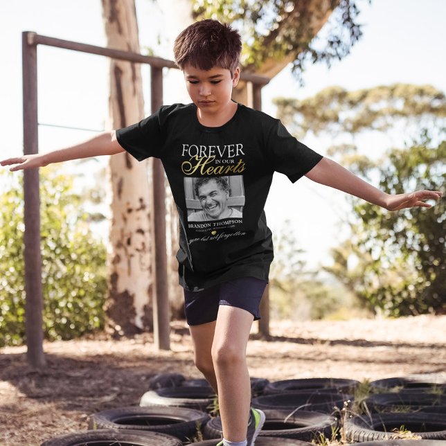 Minnes-T-shirt för pojkar – För evigt i våra hjärt T Shirt (Skapare uppladdad)