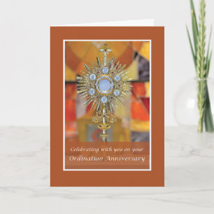 Minnesdag för Priest Ordination med värd Kort
