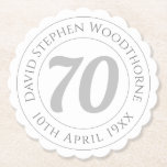 Minneshögtid 70:e födelsedagseftermiddagen underlägg papper<br><div class="desc">Minnesdagen underlägg med människans namn och deras födelsedatum. En papper underlägg för någon som är 70</div>