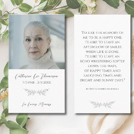 Minneskort med elegant blomsterarrangemang och fot visitkort