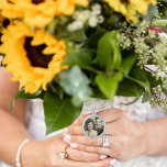 Minnesminne Bouquet Charm Bröllop Silverpläterat Halsband<br><div class="desc">Ärade bröllopsdag med ett Personligt bröllp Bouquet Sentimental Memorial Photo Silver Plated Necklace. Det här vackra halsbandet har en delikat silver-platt beläggning som kan vara personlig med ett foto av en älskad, och som ser till att de ligger nära ditt hjärta när du går ner i spetsen. Perfekt för brider...</div>