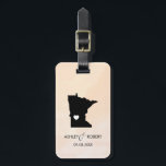 Minnesota Karta Bröllop Luggage Tag, Couppes Namn Bagagebricka<br><div class="desc">Dessa statliga bagagetaggar gör perfektens bröllop-märkre eller välkomna säckars märkre. Koppla den till din gåva i stället för en typisk papper märkre, och de kan använda den i månader och år till komen. Märkrna har en persikofärgad vattenfärgsbakgrund. Om du vill ha ställe i hjärtat på platsen bröllop användor du alternativet...</div>