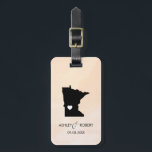 Minnesota Karta Bröllop Luggage Tag, Couppes Namn Bagagebricka<br><div class="desc">Dessa statliga bagagetaggar gör perfektens bröllop-märkre eller välkomna säckars märkre. Koppla den till din gåva i stället för en typisk papper märkre, och de kan använda den i månader och år till komen. Märkrna har en persikofärgad vattenfärgsbakgrund. Om du vill ha ställe i hjärtat på platsen bröllop användor du alternativet...</div>