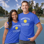 Minnesota Pickleball Add Anpassningsbar Text Klubb T Shirt<br><div class="desc">Visa av din pickleball kärlek med den här fantastisk Minnesota-plocklebollskjortan för klubbar,  team,  partners eller vardaglig bära. Lägg bara till din anpassningsbar på 3 linjer för att göra en helt unik pickleball-skjorta. Underbar för turneringar,  matchande klubb-skjortor eller ge till din manar/kvinnas eller blandade partner. Sprid glädjen över pickleball!</div>