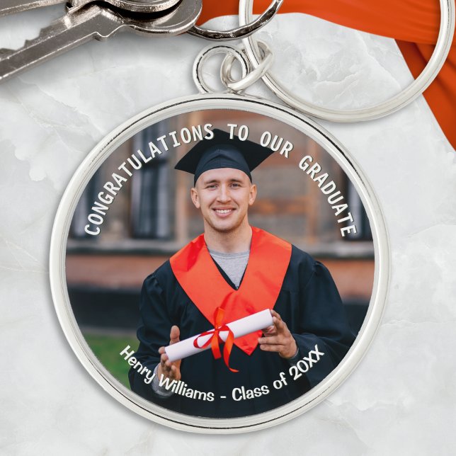 Minnessak för examensfoto och namn rund silverfärgad nyckelring (A stylish keychain for graduation, personalized with the graduate's photo, name and 'class of' year)
