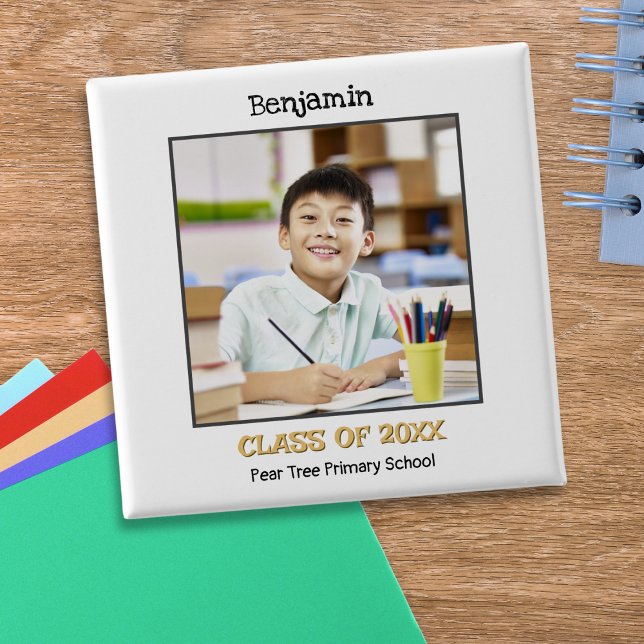 Minnesskfoto för grundskoleelev knapp (A keepsake button for a school leaver, customized with photo, name, 'Class of' year and school name)
