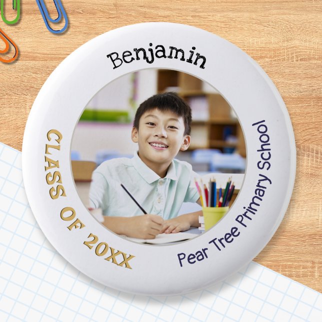 Minnesskolefoto för grundskoleelev knapp (A button for primary and elementary school leavers, with name, photo, class of (year) and school)