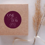 Minst en dag till i Bröllop-repetitionsboxning Runt Klistermärke<br><div class="desc">Minimalistisk bröllop-repetitionsmiddag gynnar dekaler med typografiktext som säger "ytterligare en dag". Bakgrunden är kranbär.</div>