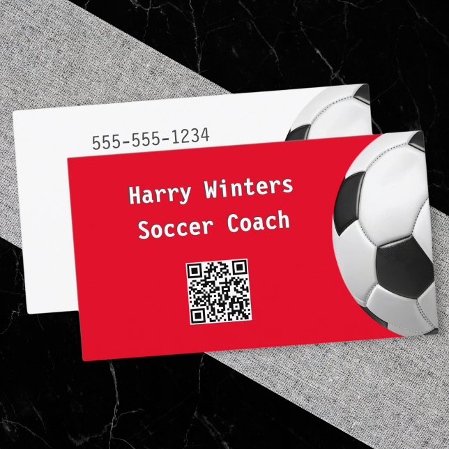 Minsta fotbollskoppling för fotbollsklass för fotb visitkort (An eye-catching business card for a soccer coach, in red with football design and custom QR code)