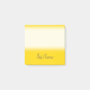 Minsta gul bakgrund med midnatt blåttnamn post-it block