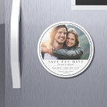 Minsta moderna fotosvarta vita spara datumet magnet<br><div class="desc">Minimal Modern Photo Black White-Spara datum magneter har en enkel modern teknik för att spara bröllop-meddelandet med ditt favoritfoto överst och texten "Save the Date" i modern, fetstilt typografi. Lägg till namn, plats i bröllop, datum i bröllop och ytterligare information, t.ex. "formell inbjudan att följa". Skapat av Evco Studio www.zazzle.com/store/evcostudio...</div>