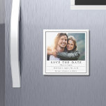 Minsta moderna fotosvarta vita spara datumet magnet<br><div class="desc">Minimal Modern Photo Black White Spara datum magneter har ett enkelt modernt datum för att spara bröllop-meddelandet med ditt favoritfoto överst och texten "Save the Date" i modern, fetstilt typografi. Lägg till namn, plats i bröllop, datum i bröllop och ytterligare information, t.ex. "formell inbjudan att följa". Skapat av Evco Studio...</div>