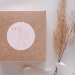 Minsta  Rosa i Bröllop en gång till Runt Klistermärke<br><div class="desc">Minimalistisk bröllop-repetitionsmiddag gynnar dekaler med typografiktext som säger "ytterligare en dag". Bakgrunden är  rosa.</div>