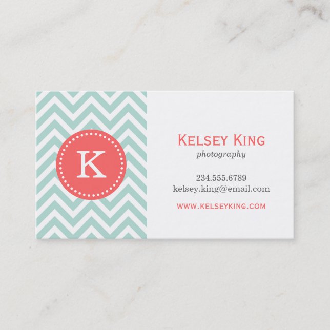 Mint and Coral Chevron Anpassningsbar Monogram Visitkort (Framsida)