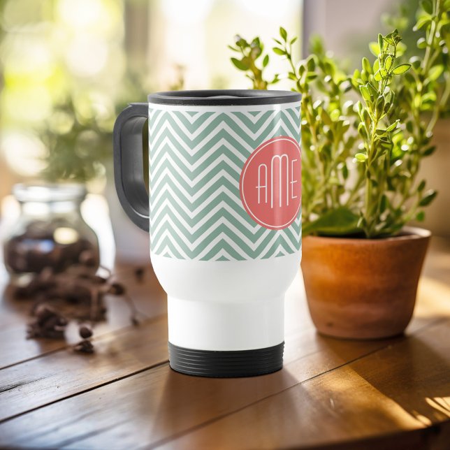 Mint and Coral Chevrons Anpassningsbar Monogram Resemugg (Personalized travel mug - add photos and text or customize completely)