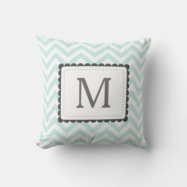 Mint Blue and White Chevron Anpassningsbar Monogra Kudde (Framsida)