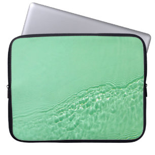 Mint blue färgad bort vatten yta struktur med laptop fodral