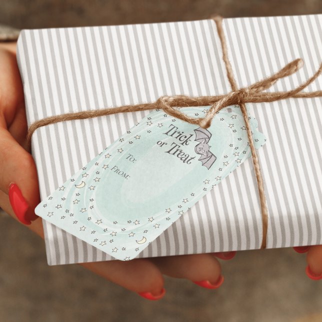 Mint Bus eller godis TO FRÅN Baby Halloween Presentetikett (Cute Pastel Mint Spooky Bat Trick or Treat Halloween Gift Tag. Hand Drawn Baby Bat Stars Moons)