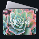 Mint Grönt Cactus Succulent Photo Blommar Script Laptop Sleeve<br><div class="desc">Cacti blomstrar i den härligaste öknen villkor. Bygg styrkan i den här vackra grönten av rosa-tippade, mynta, blomstrande cactus när du användor detta unika, fotografiska neoprene laptop sleeve. Den här sleeven finns i tre storlekar: 15, 13 och 10 tum. Gör en underbar gåva till någon speciell! Du kan enkelt anpassa...</div>