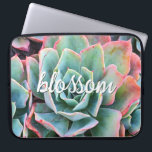 Mint Grönt Cactus Succulent Photo Blommar Script Laptop Sleeve<br><div class="desc">Cacti blomstrar i den härligaste öknen villkor. Bygg styrkan i den här vackra grönten av rosa-tippade, mynta, blomstrande cactus när du användor detta unika, fotografiska neoprene laptop sleeve. Den här sleeven finns i tre storlekar: 15, 13 och 10 tum. Gör en underbar gåva till någon speciell! Du kan enkelt anpassa...</div>