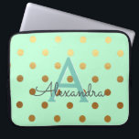 Mint Grönt & Gold Foil Polka dots Monogram Laptop Fodral<br><div class="desc">Mint Grönt och Gold Foil Polka dots Elegant Monogram Fodral. Fodral kan anpassas så att det omfattar ditt första och första namn.</div>