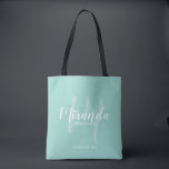 Mint Grönt Modern Script Personlig Bridesmaids Tygkasse<br><div class="desc">Lägg till en personlig beröring till bröllop med en personlig-mutgåva till väskan. Den här tote-väskan har personligens namn i det vita moderna skripttypsnittet stil och monogram i det ljust grönt moderna skripttypsnittet stil som bakgrund med rubrik och bröllop datum i det vita moderna sans serif-typsnittet stil på myntbakgrunden i grönt....</div>