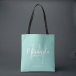 Mint Grönt Modern Script Personlig Bridesmaids Tygkasse<br><div class="desc">Lägg till en personlig beröring till bröllop med en personlig-mutgåva till väskan. Den här tote-väskan har personligens namn i det vita moderna skripttypsnittet stil och monogram i det ljust grönt moderna skripttypsnittet stil som bakgrund med rubrik och bröllop datum i det vita moderna sans serif-typsnittet stil på myntbakgrunden i grönt....</div>