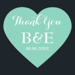 Mint hjärtformade bröllopsförmån tack för ditt kli hjärtformat klistermärke<br><div class="desc">Mint hjärtformade bröllopsförmån tack för dina klistermärken. Mint grönt och vit bakgrund eller anpassningsbar färg. Elegantens skripttypografi. Använda som romantiska kuvertförseglingar/förseglare eller som ett favoritmärke för bröllop i monogrammet för att tacka gästerna. Tum symbolform kärlek med snyggt. Händer också till andra tillfälle som förlovningsfest,  årsdag osv.</div>