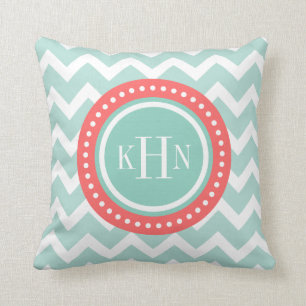 Mint och Coral Chevron Monogram Kudde