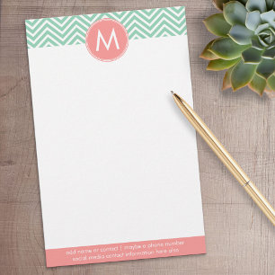 Mint och Coral Chevrons med Anpassningsbar Monogra Brevpapper