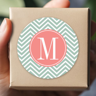 Mint och Coral Chevrons med Anpassningsbar Monogra Runt Klistermärke