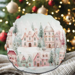 Mint och Rosa Mysigt Watercolor Winter Scene Rund Kudde<br><div class="desc">En matt och rosa vattenfärgsscen med mysiga hem,  Julgranar och snö!</div>