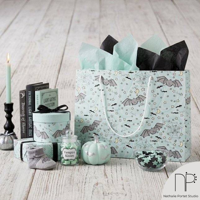Mint Skräckigt Sött Fladdermuspresentväskor (This Mint Spooky Cute Gift Bag features hand-drawn art for personalized gift packaging)