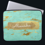 Minten och marmor med guld omkullkastar och laptop sleeve<br><div class="desc">Mintkrickablått och marmor med guld omkullkastar och blänker det eleganta Monogramnamnfodral. Detta fodral kan skräddarsy för att inkludera ditt förnamn.</div>