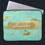 Minten och marmor med guld omkullkastar och laptop sleeve<br><div class="desc">Mintkrickablått och marmor med guld omkullkastar och blänker det eleganta Monogramnamnfodral. Detta fodral kan skräddarsy för att inkludera ditt förnamn.</div>