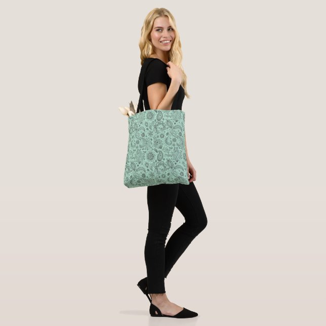 Mintgrön batik boho stil blommig paisleymönster tygkasse (På modell)